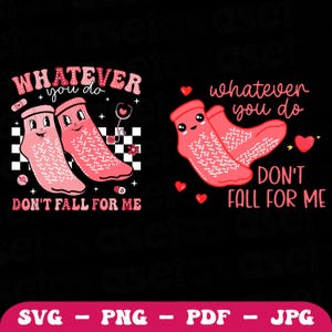 Puede incluir: Dos calcetines rosas con caras y el texto "Hagas lo que hagas, no te enamores de mí".