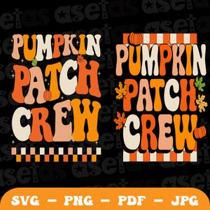 Könnte beinhalten: Zwei digitale Designs mit dem Text "Pumpkin Patch Crew" in einem Retro-Groovy-Schriftstil. Die Designs sind in Orange, Gelb und Braun mit einem gestreiften Hintergrund.