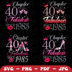 Può includere: Quattro varianti di un design per il 40° compleanno. Ogni design presenta il testo "Chapter 40 Fabulous Since 1985" con strass e una corona rosa. I design includono un paio di bicchieri da champagne, una scarpa con tacco alto e un cuore.