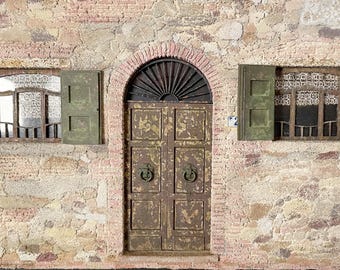 Bajorrelieve mural de un edificio de piedra y ladrillo en la campiña toscana. Grabado y pintado a mano. Idea para regalo.