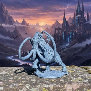 Può includere: Una statuina in miniatura grigia di un mammut con grandi zanne e pelliccia dettagliata. La statuina è ambientata in un paesaggio fantasy con montagne, un castello e un cielo al tramonto. Il mammut è su una base rotonda.