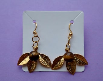 Pendientes colgantes de hoja de oro con ojo de tigre / Joyería bohemia