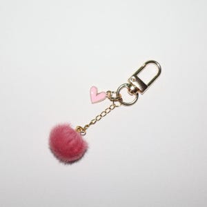 Handgemachter Pastell Pom-Pom Schlüsselanhänger mit Herz Detail - Nette Geschenkidee für Sie