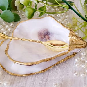 Zoutschaal met oesterschelpen, lepel, gouden rand, knijppotje,