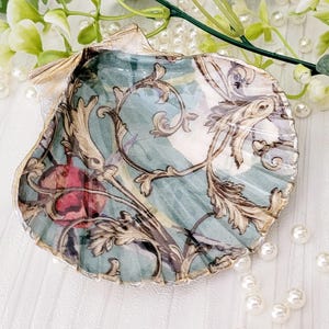 Porta-joias em formato de concha de vieira com decoupage, estilo palácio veneziano.