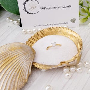 Pudełko na pierścionek zaręczynowy z muszli serc, zdobione ręcznie, symbol złotego serca,