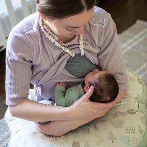 Froral Breastfeeding Aid for twin moms: Nursing strap for hands-free feeding, pumping mum