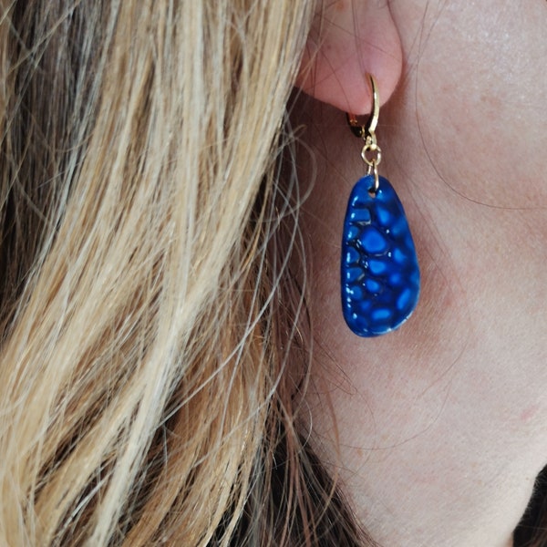 Boucles d'oreilles pendentifs bleu marine.