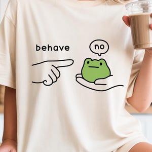 Camiseta "Não se comporte, sapo", presente engraçado para introvertidos, camiseta com estampa de sapo para ansiedade social, meme com o qual você se identifica, camiseta unissex de manga curta.