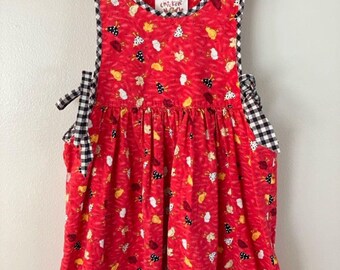 Vintage Chicken Noodle flickor 5 röd kycklingtryckt pinafore klänning tillverkad i USA