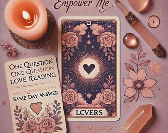 Puede incluir: Una lectura de tarot con la carta de los Amantes tirada. La carta está rodeada de cristales rosas, una vela y un bolígrafo. El texto en la carta dice "VI Amantes".