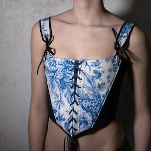 Blauw korset met bloemen: handgemaakte cottagecore-top