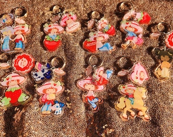 Adorables llaveros de acrílico hechos a mano con múltiples dijes de Strawberry & Friends.