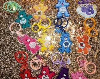 Llaveros acrílicos con purpurina de Carebear con diseño de oso malhablado y clip.