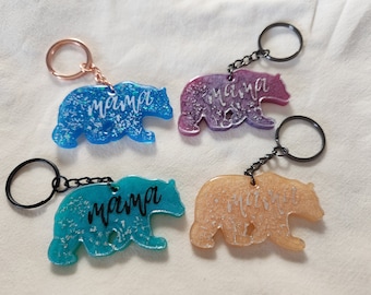 Llavero de resina hecho a mano de mamá osa con purpurina decorativa.