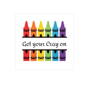 Può includere: Un adesivo bianco con un arcobaleno di pastelli e il testo "Get your Cray on".