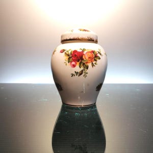 Royal Albert “Old country roses” porcelain lid vase