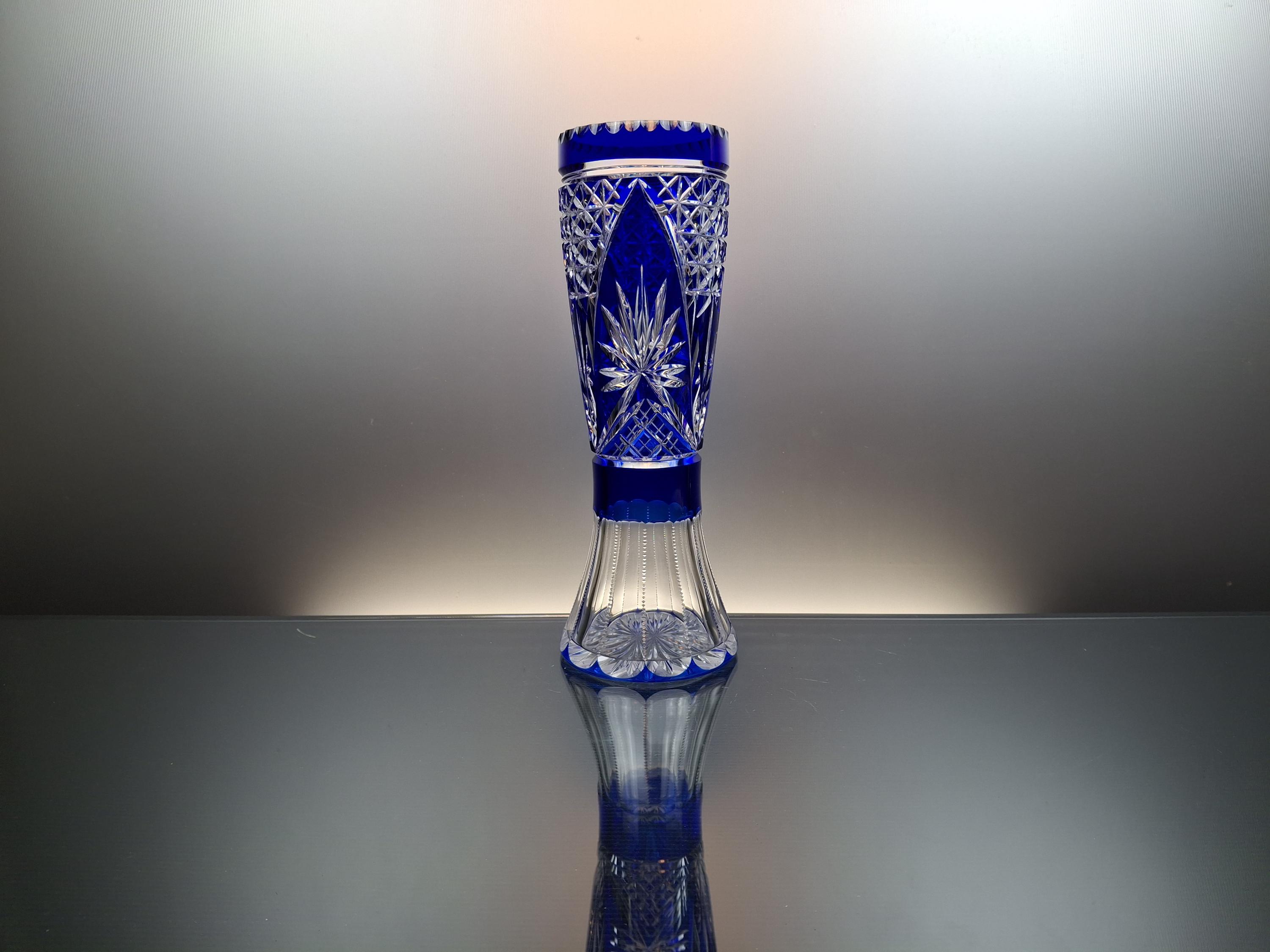 ヴァル・サン・ランベールのコバルトブルークリスタル花瓶「ユベール