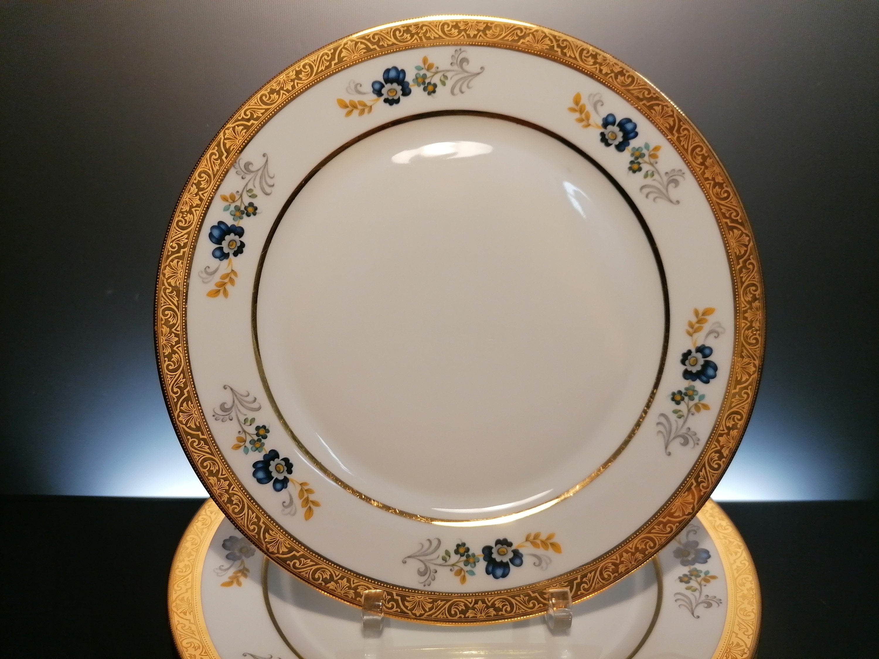 Lot De 2 Pièces En Porcelaine De Limoges – Blanches à Liseret Doré – Formes – Occasion – Fabriqué En France