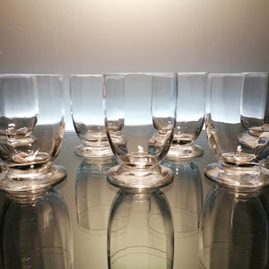 Op de afbeelding: Set van zes heldere glazen met een getextureerd ontwerp. De glazen hebben een ronde basis en een brede opening.
