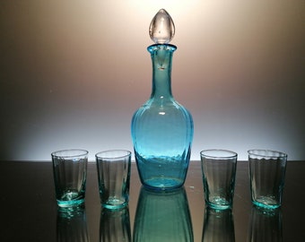 Antike französische blaue Karaffe mit 4 Likörgläsern