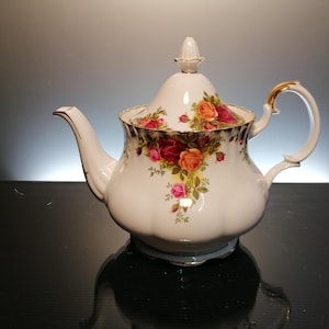 Royal Albert “Old country roses” porcelain teapot
