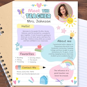 以下が含まれることがあります： Mrs. JohnsonのMeet the Teacherチラシ。写真、テキスト、蝶、太陽、虹、鉛筆、バックパックのカラフルなイラストが特徴です。ドキュメントには、Hello、About me、Favorites、Contact Meの各セクションが含まれています。
