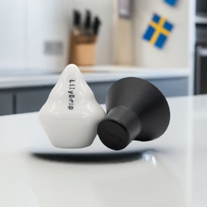 Costas of Sweden LilyDrip keramisch opschenkkoffieaccessoire voor langzame stroomsnelheid, past op opschenkkegel, Hario V60, origami-brouwers