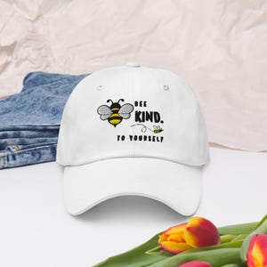 Bee Kind、Be Kind、刺繍入りパパハット、白い帽子、お母さんへのカーキ色の帽子、セルフケアギフト、セルフラブクラブ、彼女への野球帽、友達へのギフト