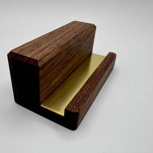 Présentoir pour cartes à collectionner en noyer avec plaque en laiton pour boîtier magnétique