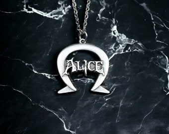 Alice: Madness Returns Horseshoe Necklace - Enchanting Charm for Fans of Gothic Gaming - Unisex Pendant for Wonderland Enthusiasts