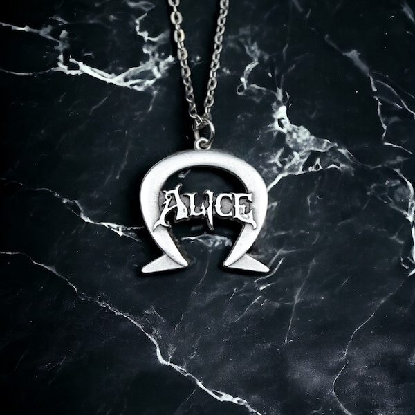 Alice: Madness Returns Horseshoe Necklace - Enchanting Charm for Fans of Gothic Gaming - Unisex Pendant for Wonderland Enthusiasts