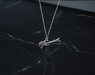 Collana Con Plettro Per Chitarra A Forma Di Teschio | Argento 925, Ciondolo 1,9x3,1 Cm, Catena Regolabile 45+5 Cm | Gioiello Gotico, Rock, Regalo Musicista