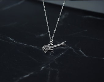 Collana Con Plettro Per Chitarra A Forma Di Teschio | Argento 925, Ciondolo 1,9x3,1 Cm, Catena Regolabile 45+5 Cm | Gioiello Gotico, Rock, Regalo Musicista