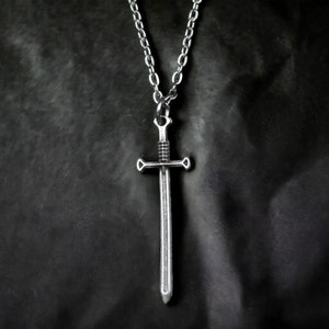 Versilberte Schwert Halskette - Antik Finish Klinge Anhänger - Mutiger Krieger Schmuck - Geschenk für Ihn - Unisex Schwert Anhänger