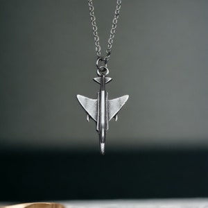 F4 Phantom Kampfjet Halskette - Versilbertes Accessoire für Luftfahrt-Enthusiasten - Perfektes Geschenk für Piloten, Luftwaffen-Anhänger