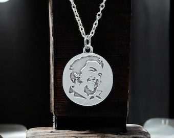 Ernesto Guevara Medallion Necklace, Silver-Plated Freedom Pendant, Ideal Accessory for Revolutionary Style, Latin American Symbol