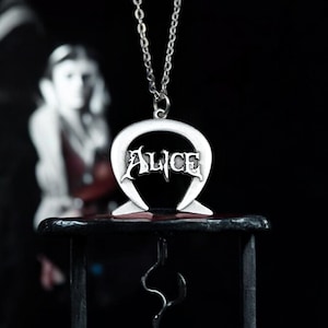 Alice: Madness Returns Horseshoe Necklace, Enchanting Charm for Fans of Gothic Gaming, Unisex Pendant for Cosplay Enthusiasts