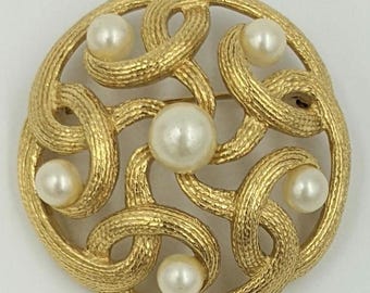Vintage Trifari Designer Gold Tone Faux Pearl Pin Brooch