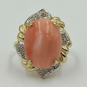 14 kt geelgouden koraal cabochon vintage cocktailring met witte diamant