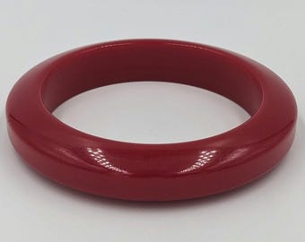 Bracciale rigido vintage in bachelite rossa con mela e ciliegia