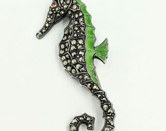 Spilla nautica con cavalluccio marino in argento sterling, marcasite, smalto verde, anni '50-'60, pietra preziosa rossa