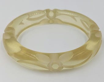 Bracciale rigido vintage in bachelite con fiori di succo di mela intagliati e cristalli