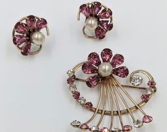 Spilla e orecchini di design Bigney & Co. con perle finte in pasta rosa riempita d'oro degli anni '30