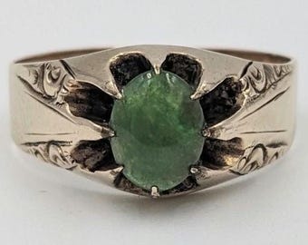 Anello antico vittoriano in oro 10 carati con giada verde e cabochon incastonato a forma di belcher, 1909