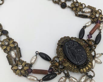 Collana girocollo con ciondolo Sorrelli Cameo Sunstone, pietra preziosa, vetro e strass, per costumi di design