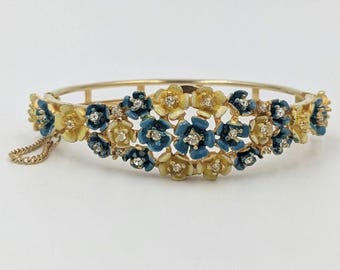 Bracciale vintage di metà secolo Alice Caviness con fiore in smalto e strass, bracciale rigido giallo e blu