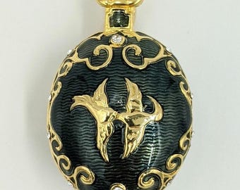 Edgar Berebi - Ciondolo in smalto con uccellini innamorati e strass, colore verde