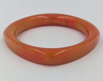Bracciale rigido in bachelite arancione con motivo marmorizzato vintage a vortice e quadrato arrotondato