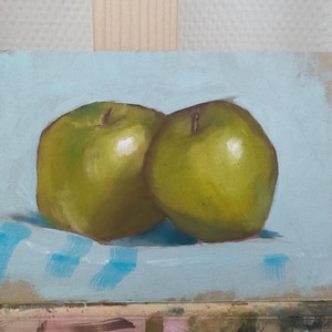 Pintura de manzana sobre hojas azules, pintura sobre cartón